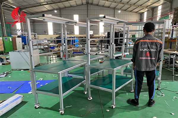 Nhân viên Sukavina đang lắp ráp bàn thao tác đa năng tại xưởng sản xuất.